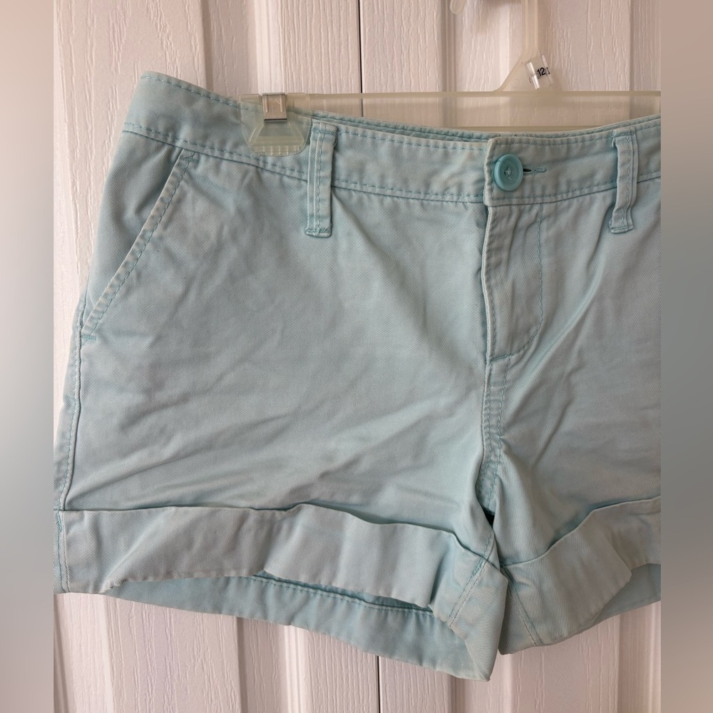 Old Navy Low-Rise Cuffed Chino Shorts - Picture 2 of 4